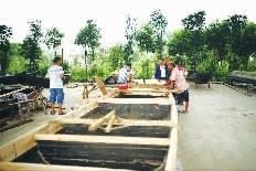 　　洪洲居民正在造船本报记者 童迪 摄 