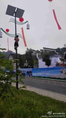 湖南国际旅游节火爆开幕 场外观众爬树爬路灯观看