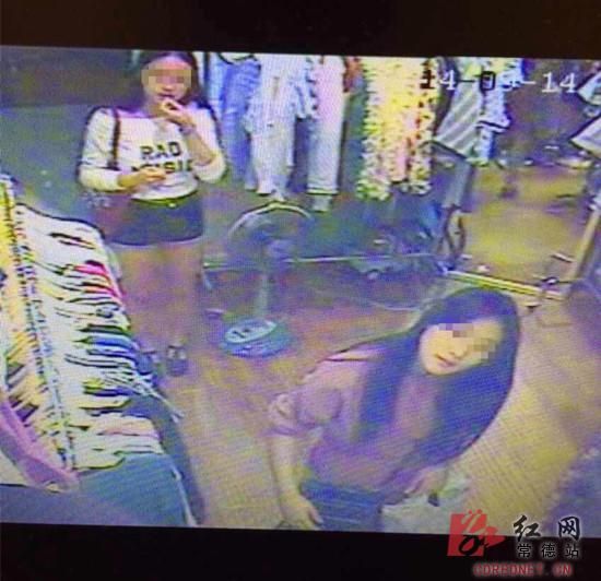 店主唐女士的监控视频拍到的两“美女”小偷