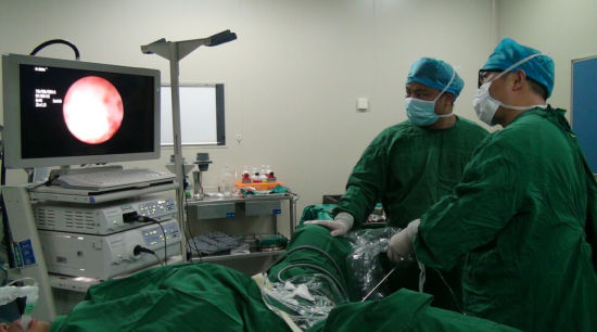 长沙市中心医院在给首例日间手术病人行输尿管硬镜钬激光碎石术