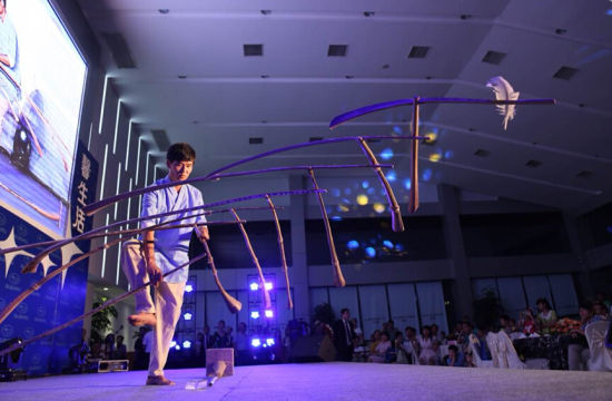 中国著名平衡术大师——腾飞，将首次显身湖南省展览馆孕婴童展，表演平衡术《一根羽毛的重量》。