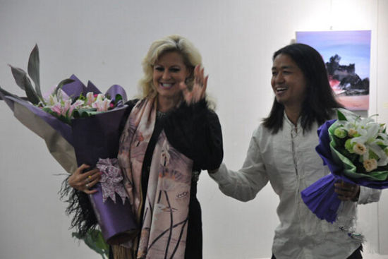 著名旅意华人艺术家刘义与夫人姬安娜双双出现在画展开幕式上。