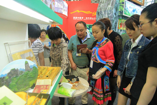 崀山展馆的旅游商品受到广大游客热捧。