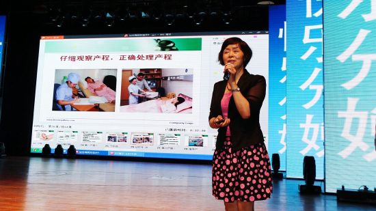 湖南省妇幼保健院党委书记、知名专家方超英主任医师为准爸爸妈妈们进行“快乐分娩”的孕育讲座。