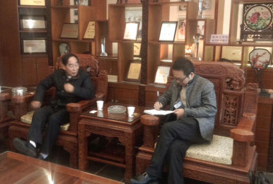 开福区政协委员黄守愚（右一）与湖南金球湘绣有限公司企业负责人交流湘绣产业发展。