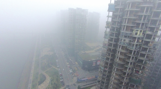 11月23日上午10时58分，长沙湘江世纪城附近,能见度很低。图/记者唐柏清