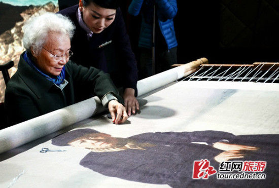 湖南湖红文化产业发展有限公司捐赠刘少奇大型湘绣像，刘少奇女儿刘爱琴启绣第一针。