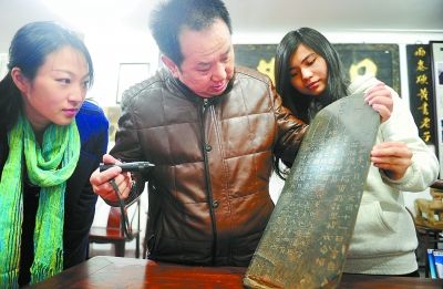 11月25日，湖南开元博物馆馆长黄彬荣(图中)介绍收集的“晋故曹夫人碑”。本报记者 郭立亮 摄