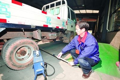 12月5日，长沙市城西尾气检测站，工作人员正在检测汽车排气管的尾气。 记者 童迪 摄