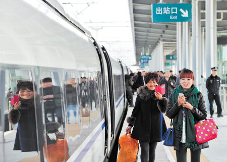 昨日上午10时21分，沪昆高铁长沙以西湖南段首发列车G6409次高铁动车组抵达终点站怀化南站，全程1小时41分。 王志伟 摄