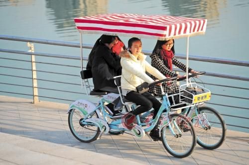 昨日，长沙阳光明媚，前来游玩的市民骑着自行车环绕梅溪湖骑行，感受着美好的时光。 记者 邹麟 摄