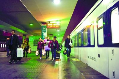 2月4日0时11分，长沙火车站，Z14次列车(广州东至沈阳北)准时发车。当天，春运正式启幕。