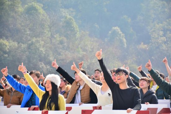 “我在红色韶山，我为中国点赞”近千名群众齐齐点赞呐喊。