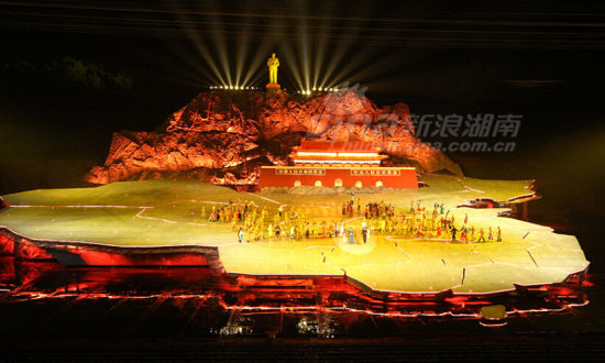 全球最大实景演出《中国出了个毛泽东》剧照。
