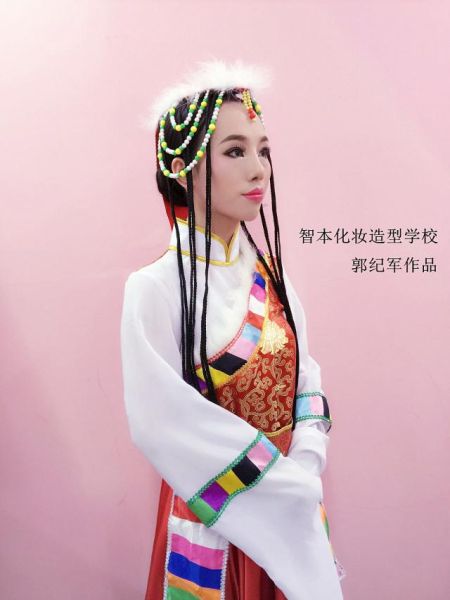 松岗智本化妆美容培训学校教你化藏族水袖舞妆
