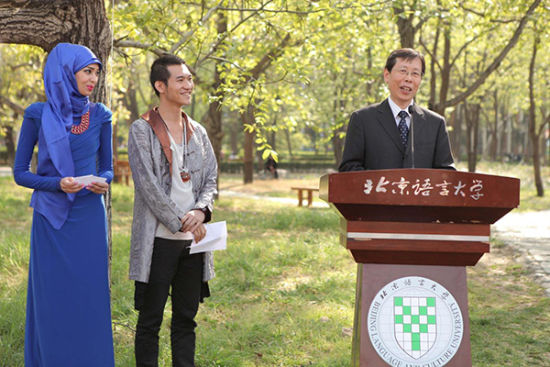 中国紫薇大王宋和平捐赠北语紫薇树 呼吁生态