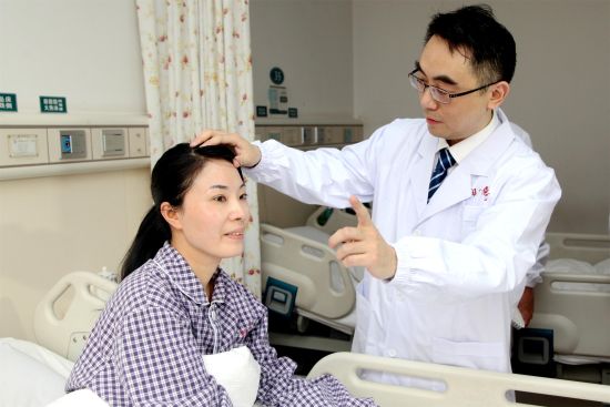 刘志雄教授为阳女士检查术后恢复情况。
