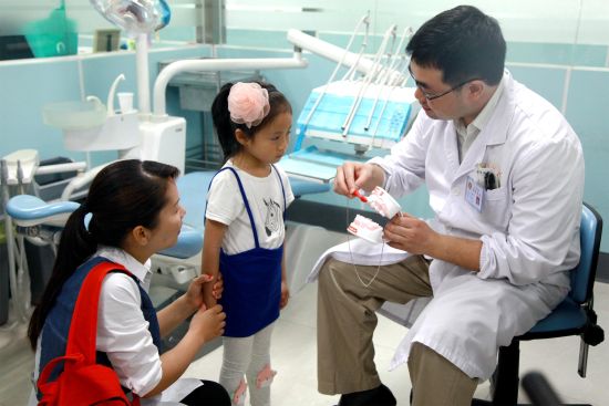 湘雅医院为孤残儿童免费提供口腔保健服务