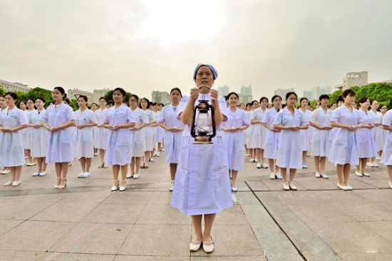 衡阳南华大学提灯女神为护士毕业生授帽