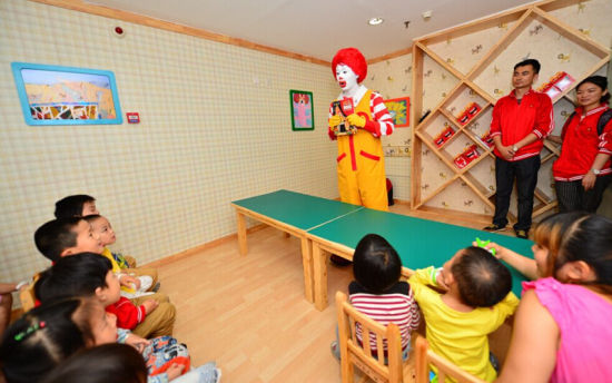 麦当劳叔叔与湖南省儿童医院住院儿童共庆六一