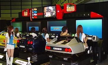 战斗机模拟器成室内游乐新宠 五台设备游戏厅