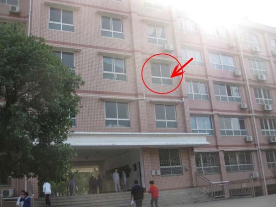 2011年12月22日，岳阳县一中教师办公室，自觉被逼无奈的胡昕从三楼纵身跳下。