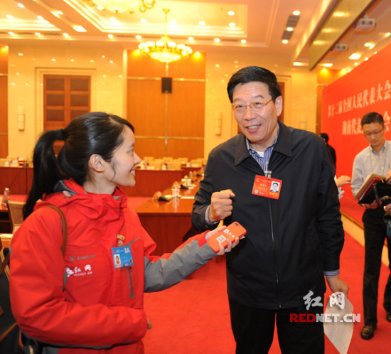  3日下午，全国人大代表、湖南省委书记、省人大常委会主任徐守盛接受红网采访时说，2014年最想让老百姓的钱袋子鼓起来。