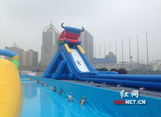活动筹备工作接近尾声，大型水上游乐设备已现身贺龙体育场。