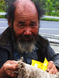 61岁独腿老人步行从湖北回湘  